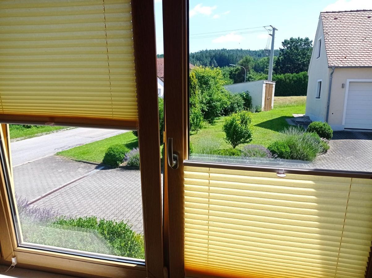 Schoene Helle Ferienwohnung In Waldnaehe Berching Bagian luar foto